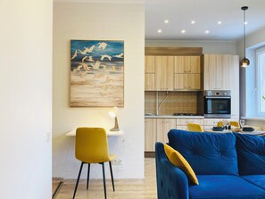 Smart-TV, Bücher, Videothek, Stereoanlage