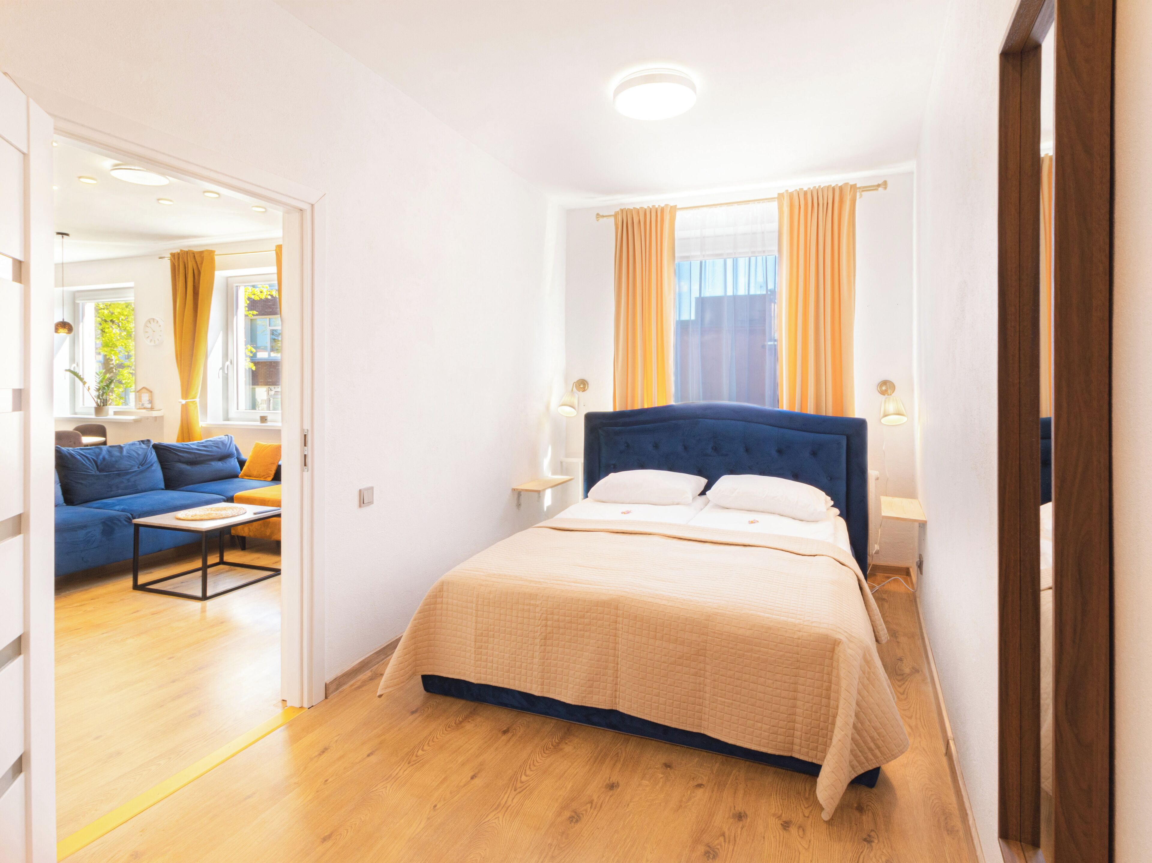 1 chambre, bureau, fer et planche à repasser, lit parapluie