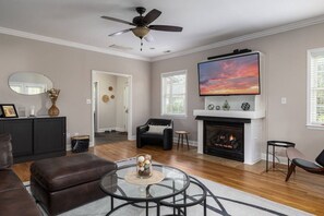 TV, fireplace, table football, books - Greensboro`s Gem! Group Friendly, Central Location (Greensboro)