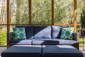 Smart TV, chimenea, futbolito y libros 