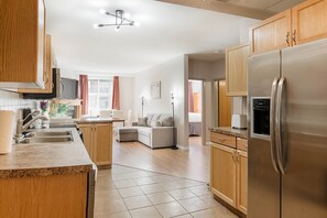 Interior - Cozy Canmore 2-Bedroom Retreat (Canmore)