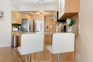 Fridge, microwave, oven, stovetop - Cozy Canmore 2-Bedroom Retreat (Canmore)