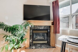 Interior - Cozy Canmore 2-Bedroom Retreat (Canmore)