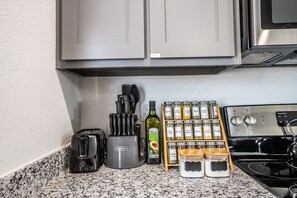 Fridge, microwave, oven, stovetop - Contemporary 3-Bedroom Duplex, Near Hospital & Downtown, Fenced Yard, Workspace (Temple)