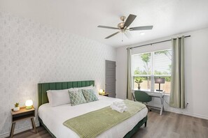 3 bedrooms, desk, iron/ironing board, free WiFi - Contemporary 3-Bedroom Duplex, Near Hospital & Downtown, Fenced Yard, Workspace (Temple)