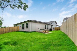 Property grounds - Contemporary 3-Bedroom Duplex, Near Hospital & Downtown, Fenced Yard, Workspace (Temple)
