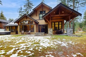 Exterior - Modern Luxury home w/ private hot tub & fire pit, located in Suncadia Resort (Cle Elum)