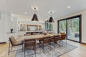 Dining - Modern Luxury home w/ private hot tub & fire pit, located in Suncadia Resort (Cle Elum)