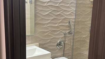 Douche, séchoir à cheveux, bidet, serviettes fournies