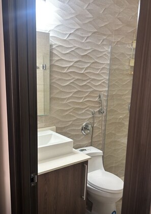 Een douche, een haardroger, een bidet, handdoeken