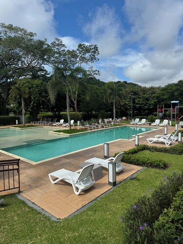 Chic 2-bedroom apartment with fitness room and AC in vibrant Panama City.