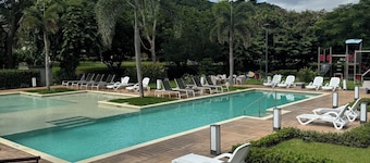 Chic 2-bedroom apartment with fitness room and AC in vibrant Panama City.