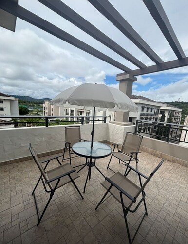 Chic 2-bedroom apartment with fitness room and AC in vibrant Panama City.