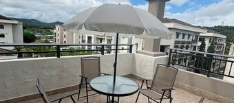 Chic 2-bedroom apartment with fitness room and AC in vibrant Panama City.