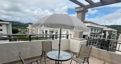 Chic 2-bedroom apartment with fitness room and AC in vibrant Panama City.