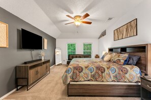 4 bedrooms, desk, iron/ironing board, free WiFi - Pet-friendly 4-bedroom + Office and Pool (Allen)