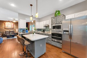Coffee/tea maker, fridge, microwave, oven - Pet-friendly 4-bedroom + Office and Pool (Allen)