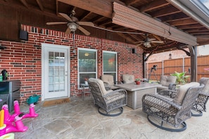 Outdoor dining - Pet-friendly 4-bedroom + Office and Pool (Allen)