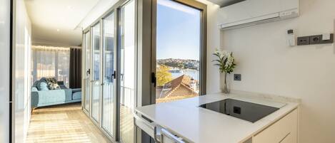 Een koelkast, een magnetron, een oven, een vaatwasser