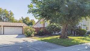 Property grounds - Family and Business Friendly Home near Great Mall & BART - 2640 (San Jose)