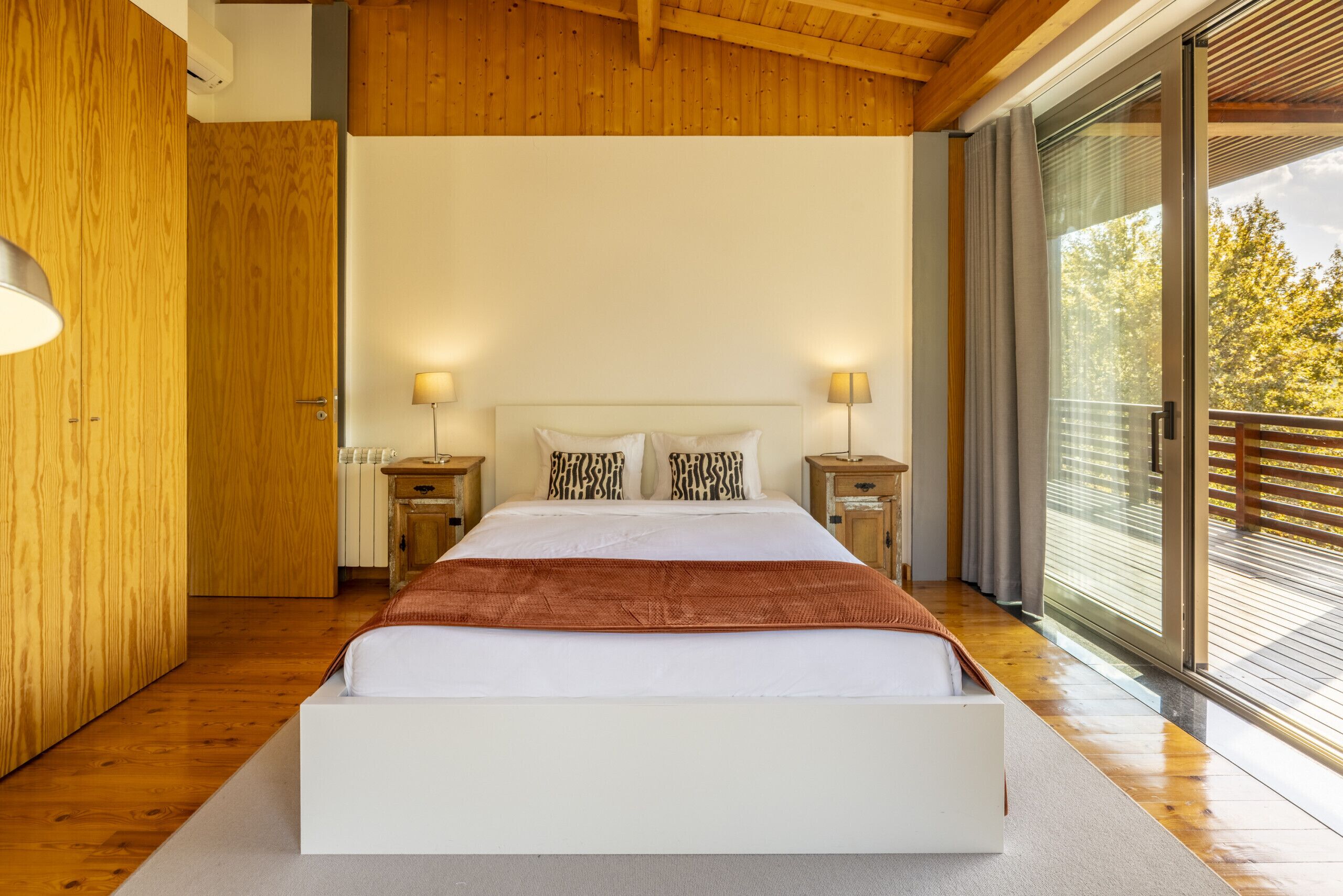 Tabla de planchar con plancha, wifi gratis, ropa de cama