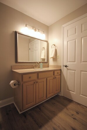 Shower, hair dryer, towels, soap - Stylish 1 bedroom condo in the heart of downtown Tallahassee (Tallahassee)