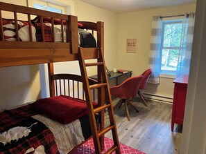 3 bedrooms, desk, free WiFi, bed sheets