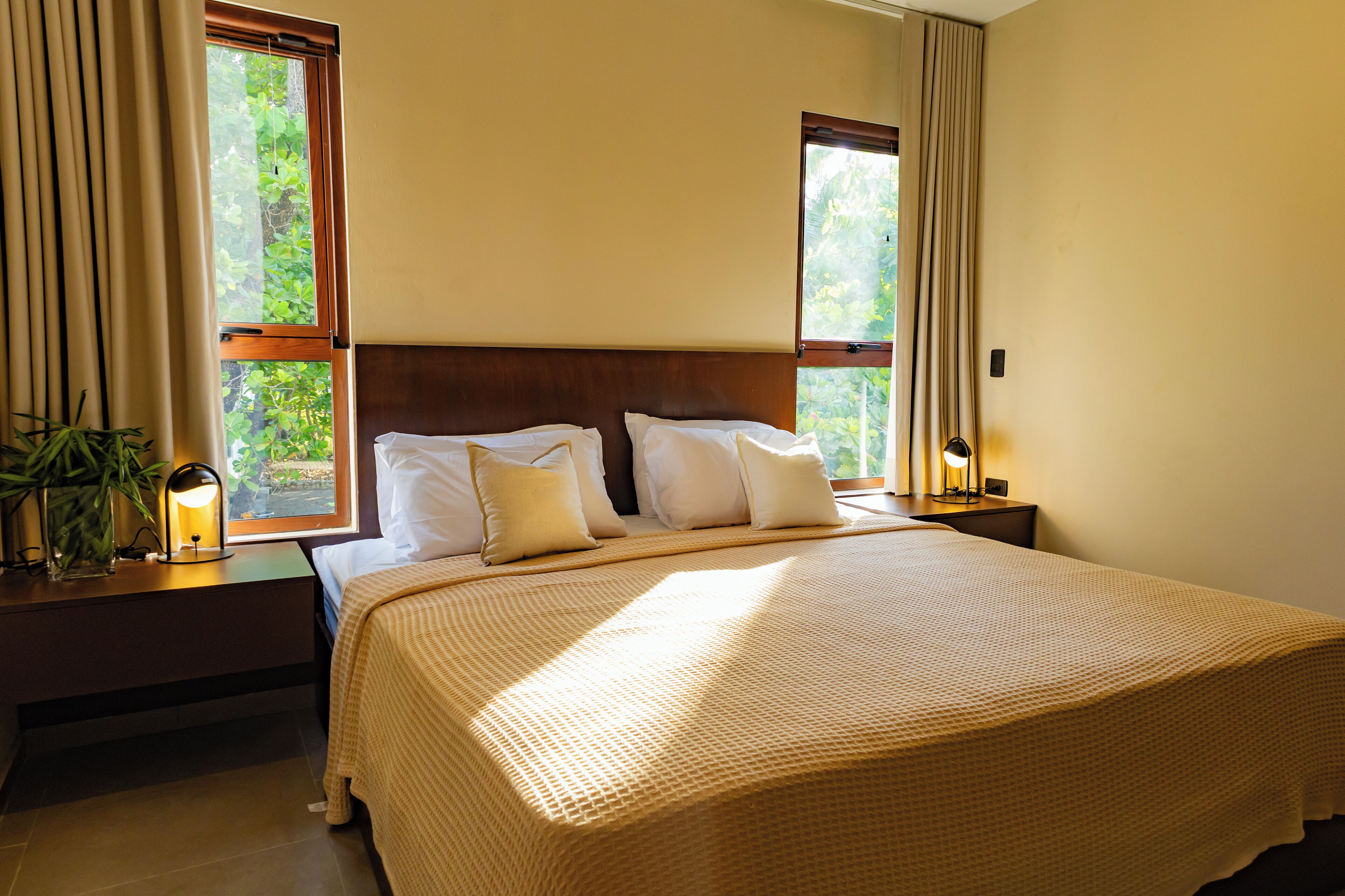 Laptop workspace, soundproofing, free WiFi