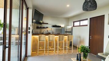 Een koelkast/vriezer, een magnetron, een kookplaat, een waterkoker