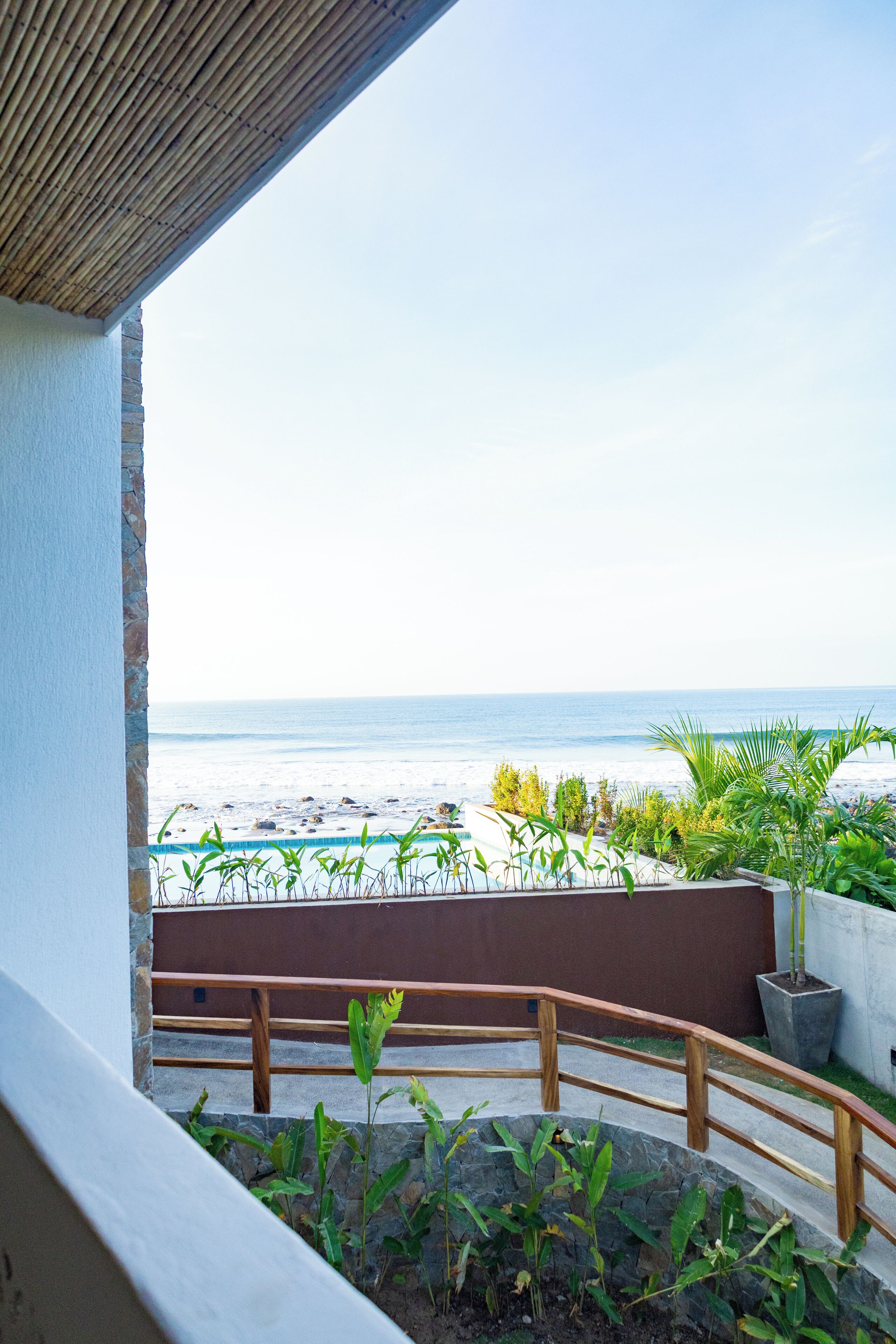 Un balcón con vista a la playa y al océano.