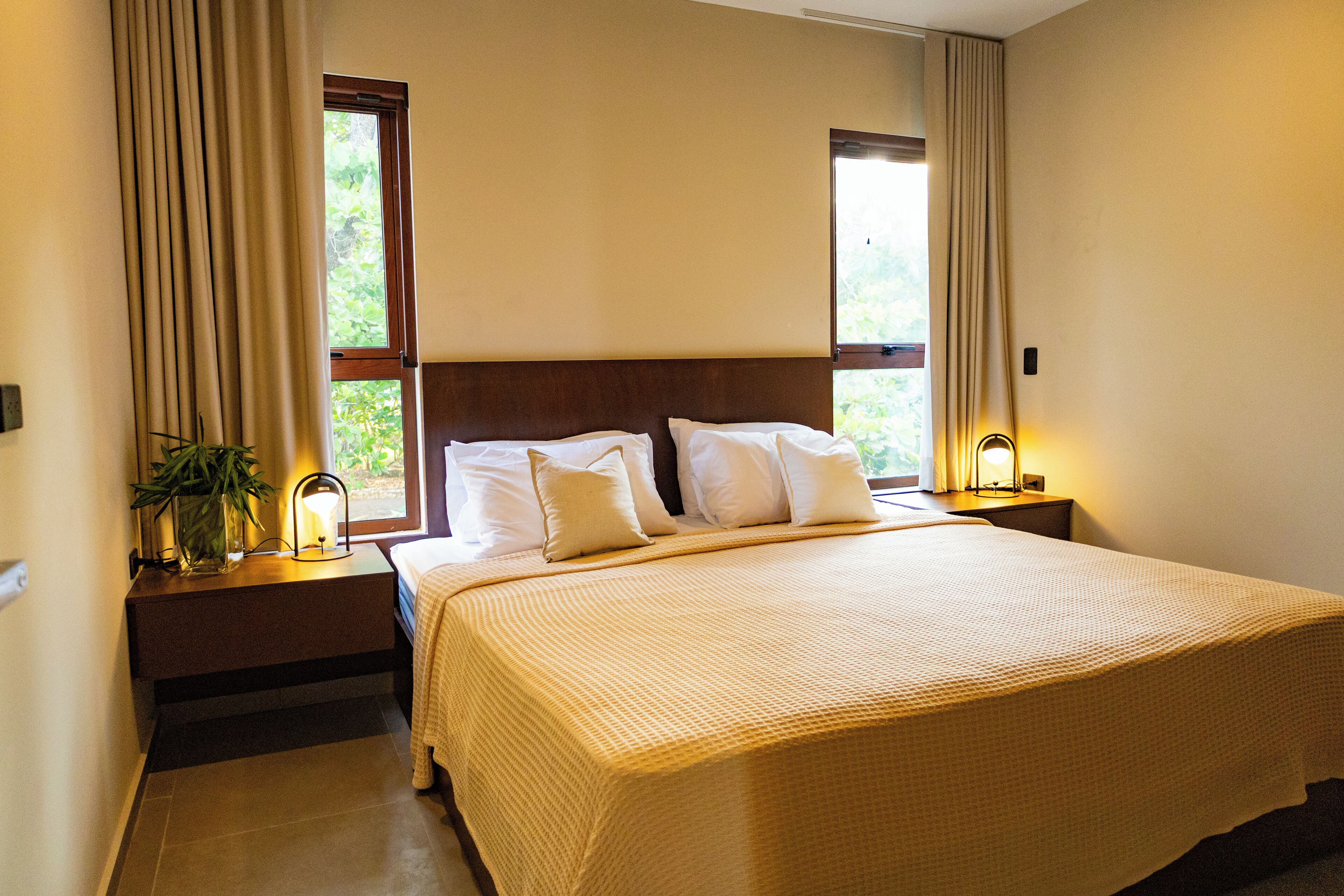 Laptop workspace, soundproofing, free WiFi