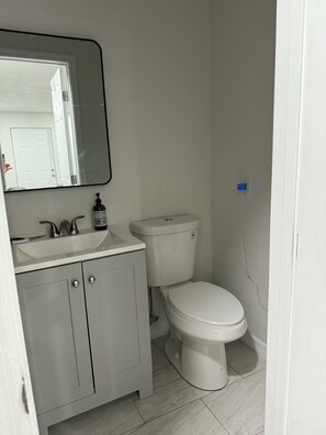 Douche, serviettes fournies, papier toilette