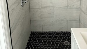 シャワー、タオル、トイレットペーパー