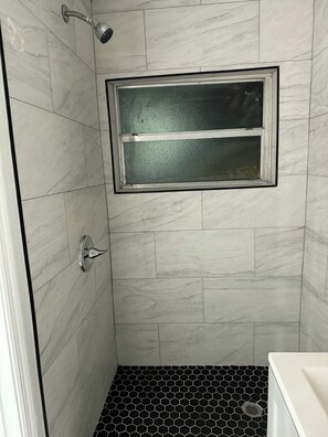 シャワー、タオル、トイレットペーパー