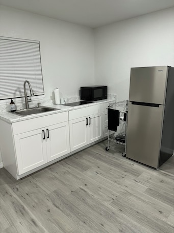 Micro-ondes, plaque de cuisson. Self Check studio apartment in peaceful Palm Bay, near Indian River.