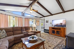 Televisio, takka, videopelejä, kirjoja