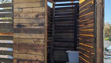 Doccia, asciugamani, sapone, shampoo