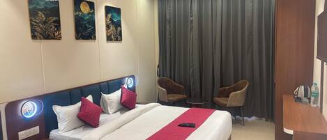 Escritorio, espacio para trabajar con laptop y wifi gratis