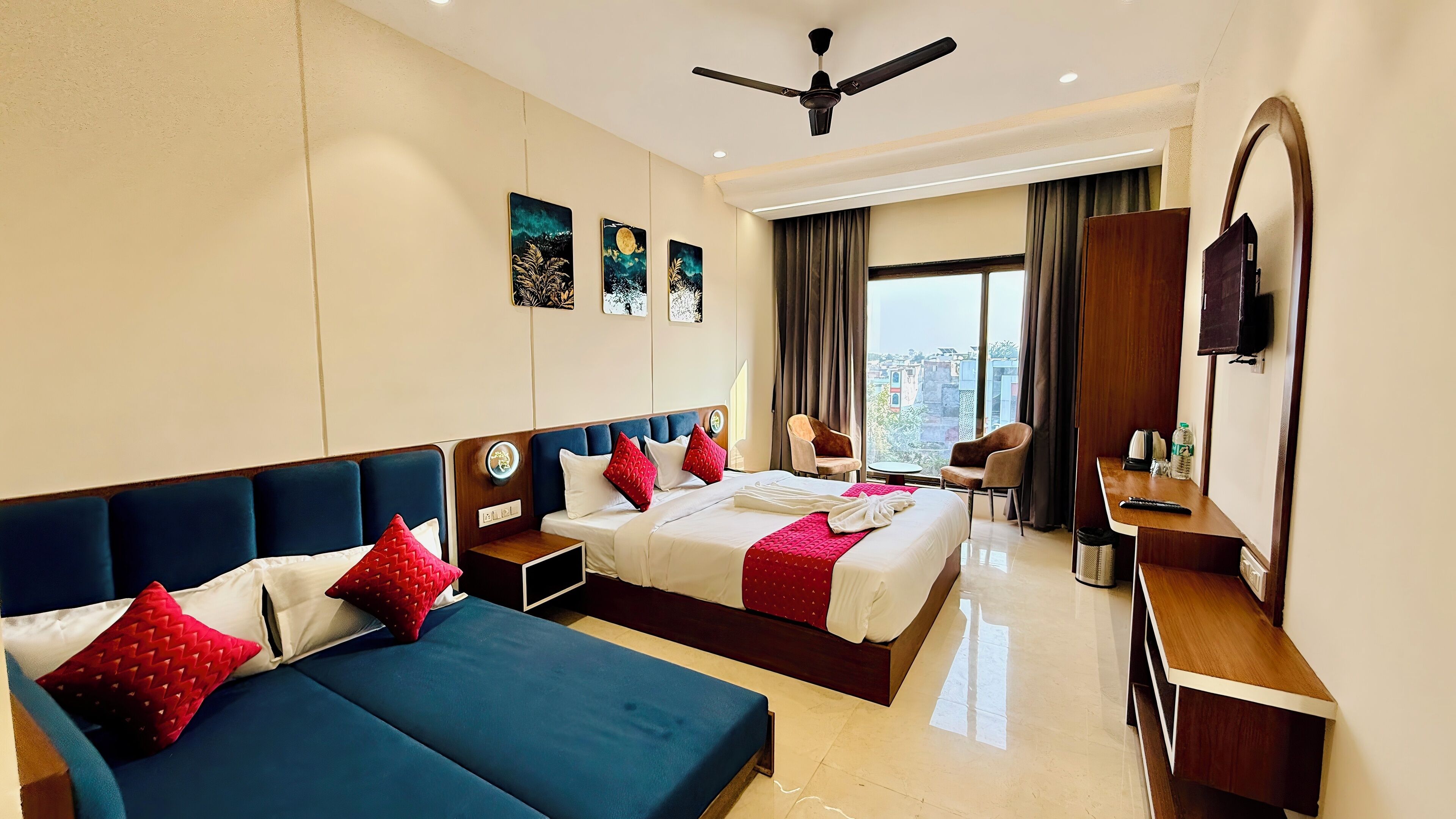 Familie vierpersoonskamer | Een bureau, een laptopwerkplek, gratis wifi