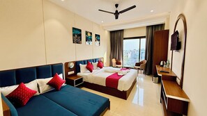 Familie vierpersoonskamer | Een bureau, een laptopwerkplek, gratis wifi