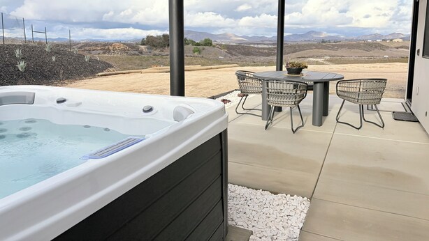 A hot tub with a view of a mountainous landscape. - Relaxing Wine Country Stay - Hot Tub - Agave Farm (Temecula)