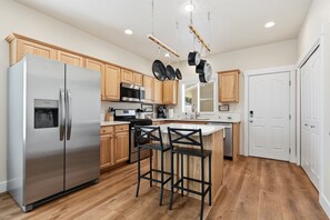 Microwave, oven, stovetop, dishwasher - Bronco Game Day Getaway Walk to Stadium+Fireplace+Indoor Parking (Boise)
