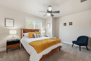 2 bedrooms, iron/ironing board, Internet, bed sheets - Bronco Game Day Getaway Walk to Stadium+Fireplace+Indoor Parking (Boise)