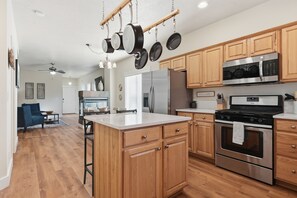Microwave, oven, stovetop, dishwasher - Bronco Game Day Getaway Walk to Stadium+Fireplace+Indoor Parking (Boise)