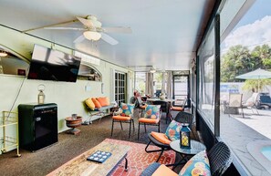 Outdoor dining - Lantana Charm Amazing Backyard with Heated Pool, Hot Tub, Kayaks, Beach 1 mile (Lantana)