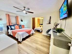 3 bedrooms, iron/ironing board, Internet, bed sheets - Lantana Charm Amazing Backyard with Heated Pool, Hot Tub, Kayaks, Beach 1 mile (Lantana)