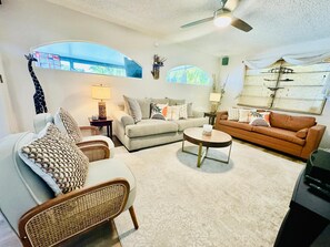 Living area - Lantana Charm Amazing Backyard with Heated Pool, Hot Tub, Kayaks, Beach 1 mile (Lantana)