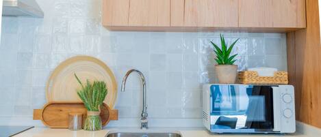 Fridge, microwave, oven, stovetop