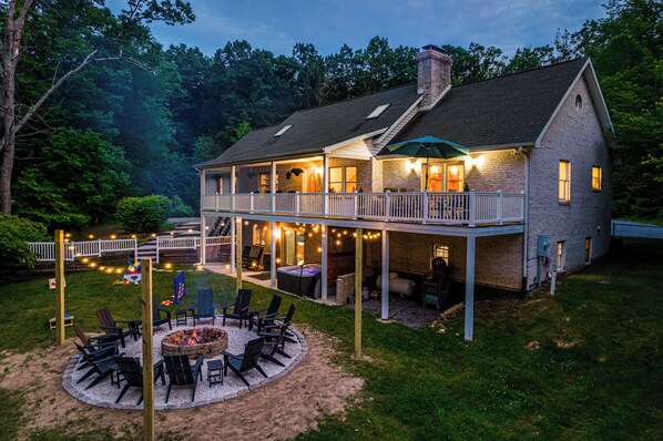 Terrace/patio - Pond Farmhouse w/ 7 Bedrooms, Hot Tub, Game room, Fire pit, Pet-Friendly! (Elkton)