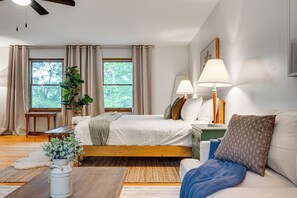 7 bedrooms, desk, travel crib, free WiFi - Pond Farmhouse w/ 7 Bedrooms, Hot Tub, Game room, Fire pit, Pet-Friendly! (Elkton)